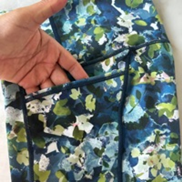 Sweaty Betty Super Sculpt 8" Sustainable Cycling Shorts Sz S Green Blue Printed - Picture 6 of 13